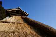茅葺屋根修復途中の屋根　