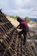 茅葺き屋根の修復作業　天空の職人　